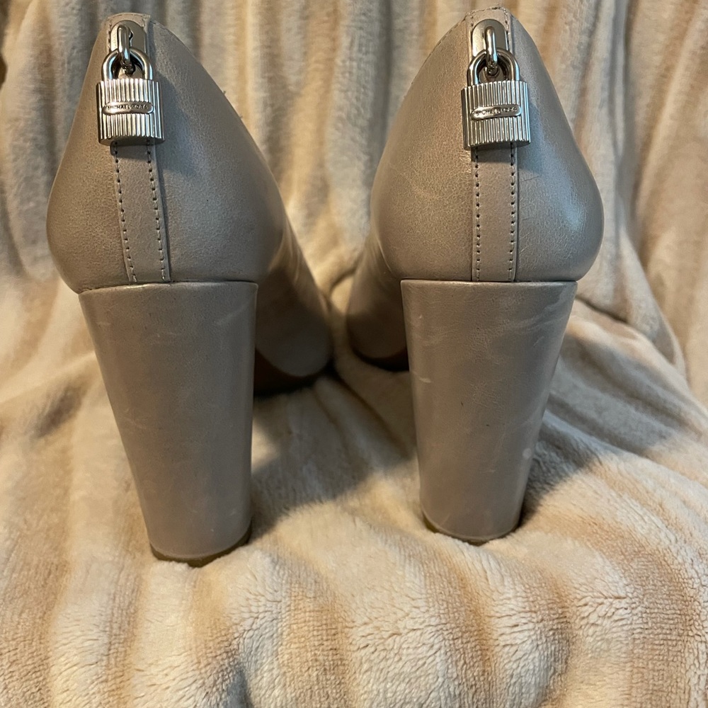 New in box Michael Kors size 6.5 Leather Mira Flex Pumps. Color is Aluminum. - Picture 3 of 3